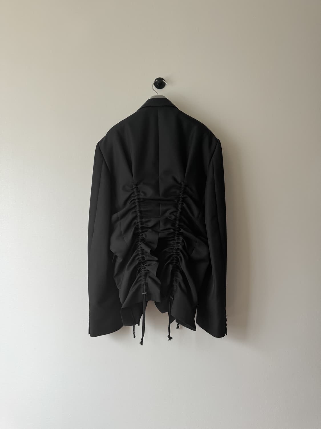 꼼데가르송 옴므 플러스 블랙 러플 디테일 재킷 상품이미지2