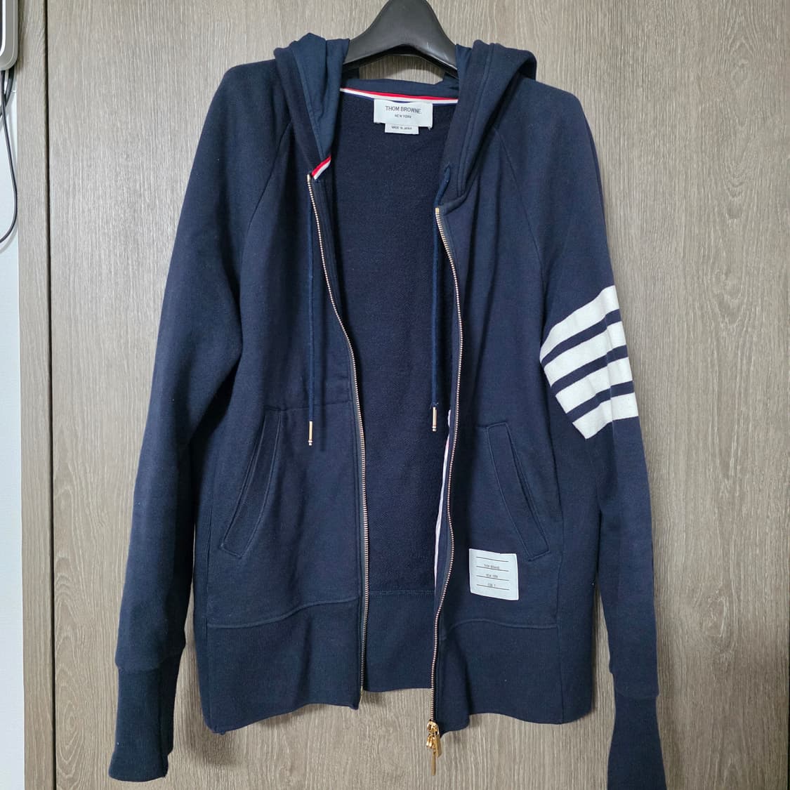 [정품] 톰브라운 시그니처 4바 네이비 후드 집업 (M) 상품이미지3