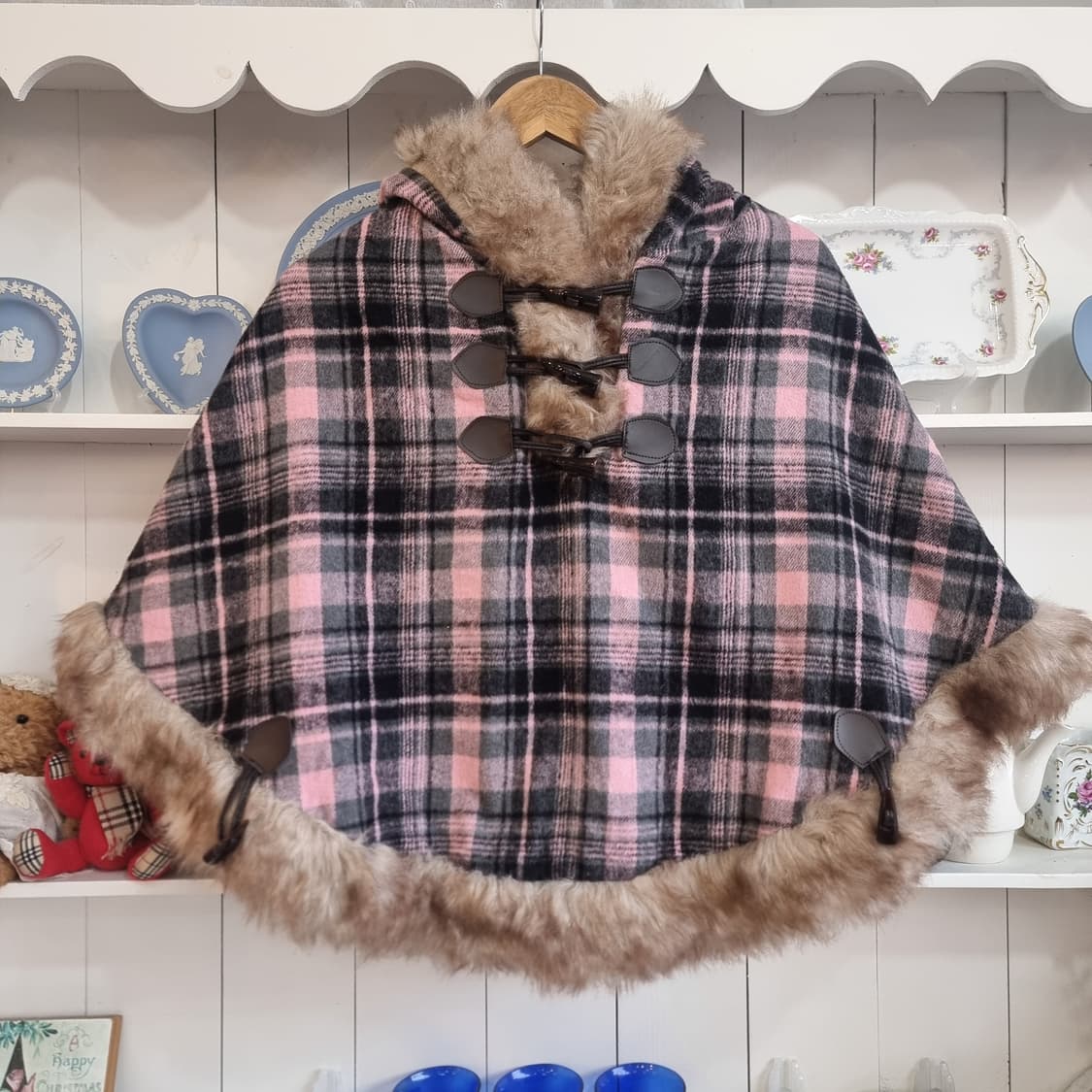 딸기우유 체크 퍼 케이프 상품이미지1