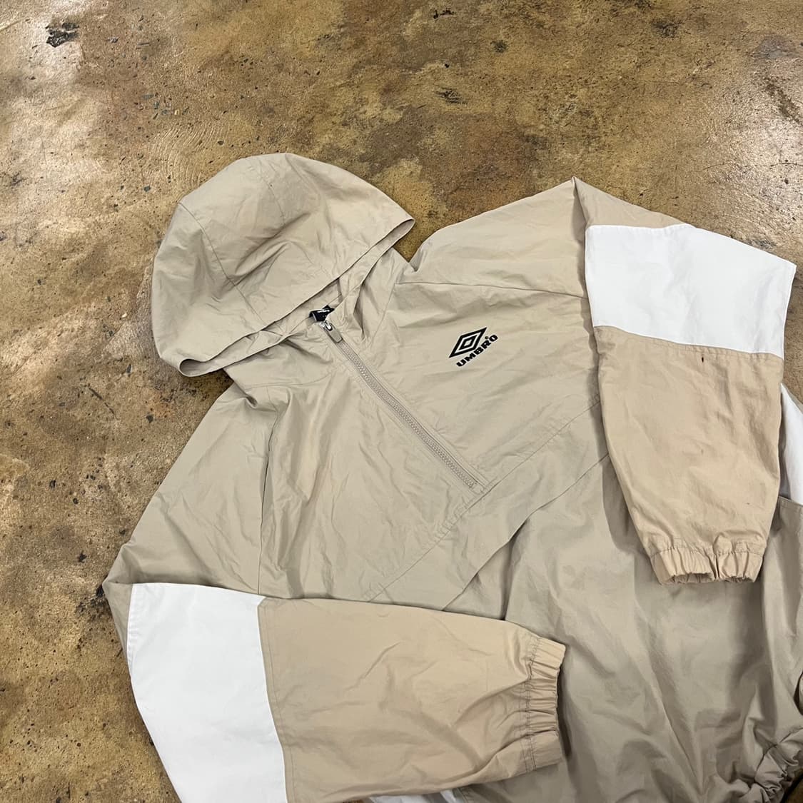 [정품/105] 엄브로 후드 바람막이 하프집업 베이지 화이트 b18 상품이미지1