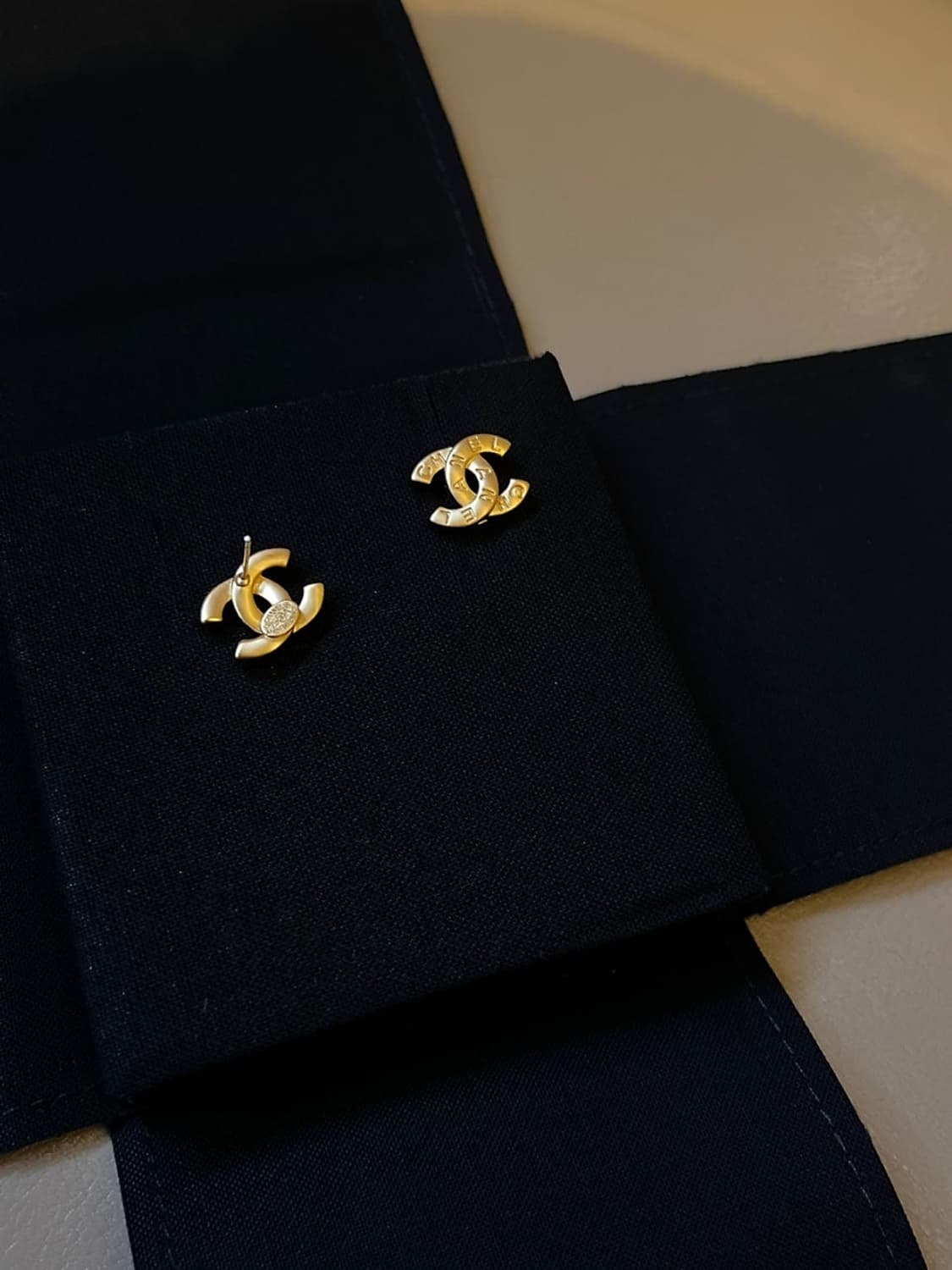 샤넬 정품 업사이클링 CC 미니 골드 귀걸이 상품이미지4