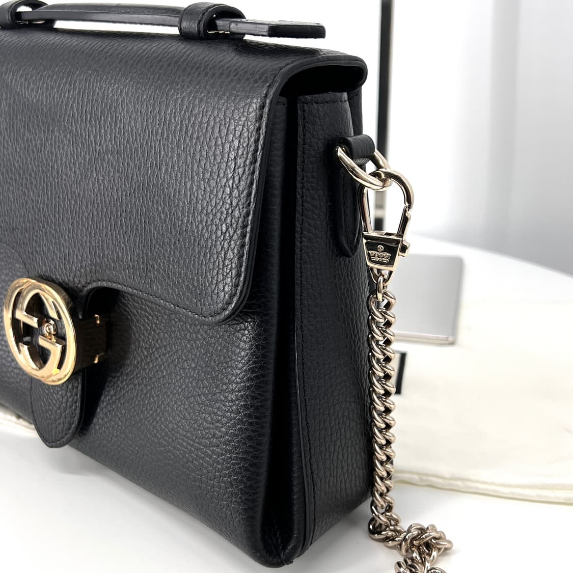 구찌 GG 인터로킹 탑핸들 체인 스몰 숄더백 블랙 (510302) 상품이미지7