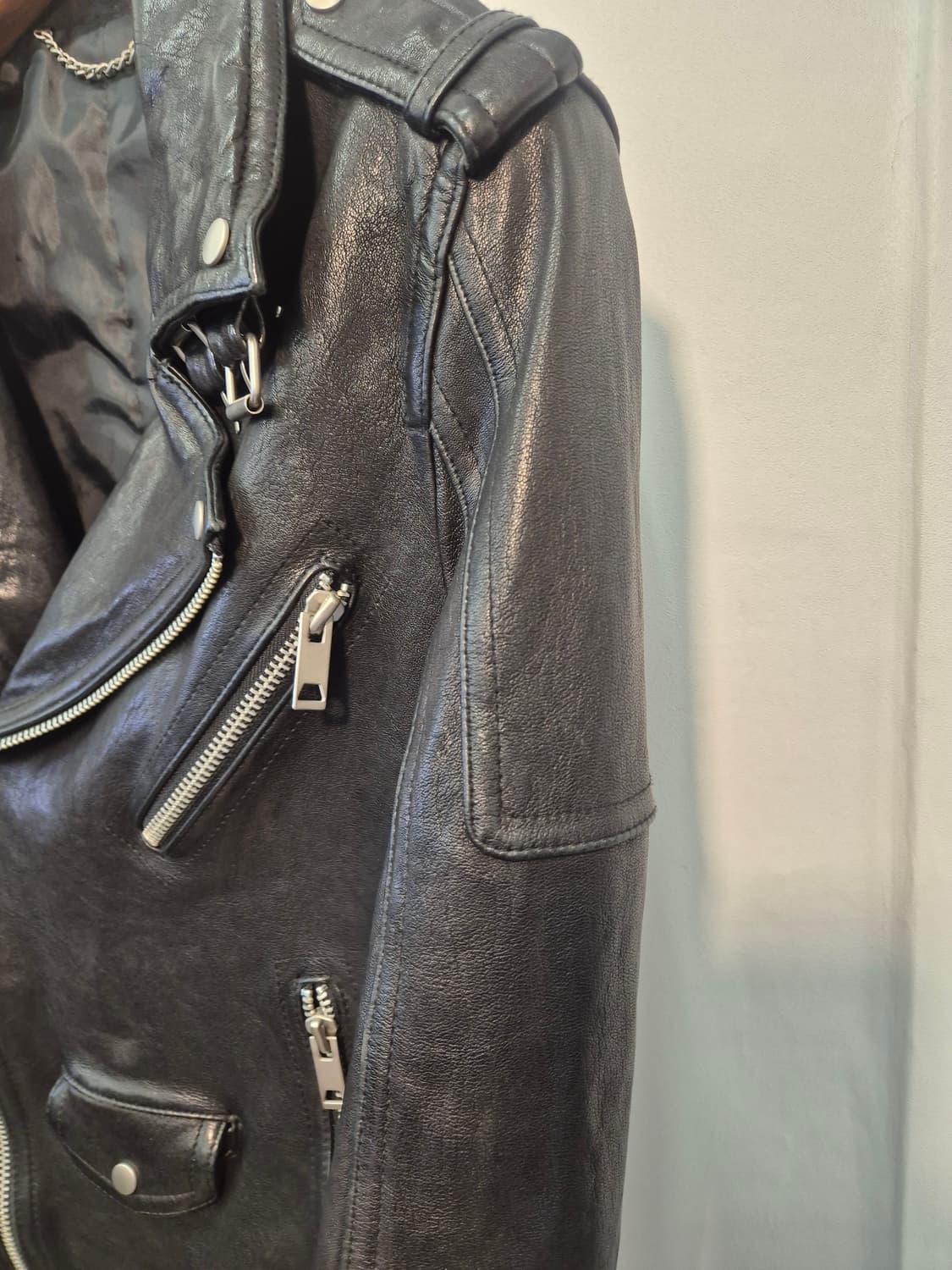 클래식한 디자인의 블랙 가죽 라이더 M
사이즈  상품이미지4