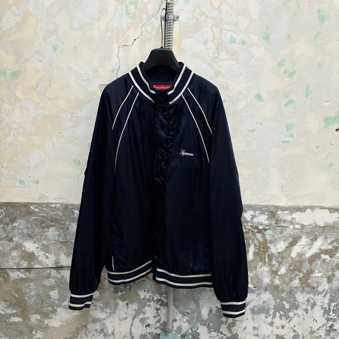 2020fw 슈프림 콘트라스트 스크립트 네이비 바시티 자켓 상품이미지4