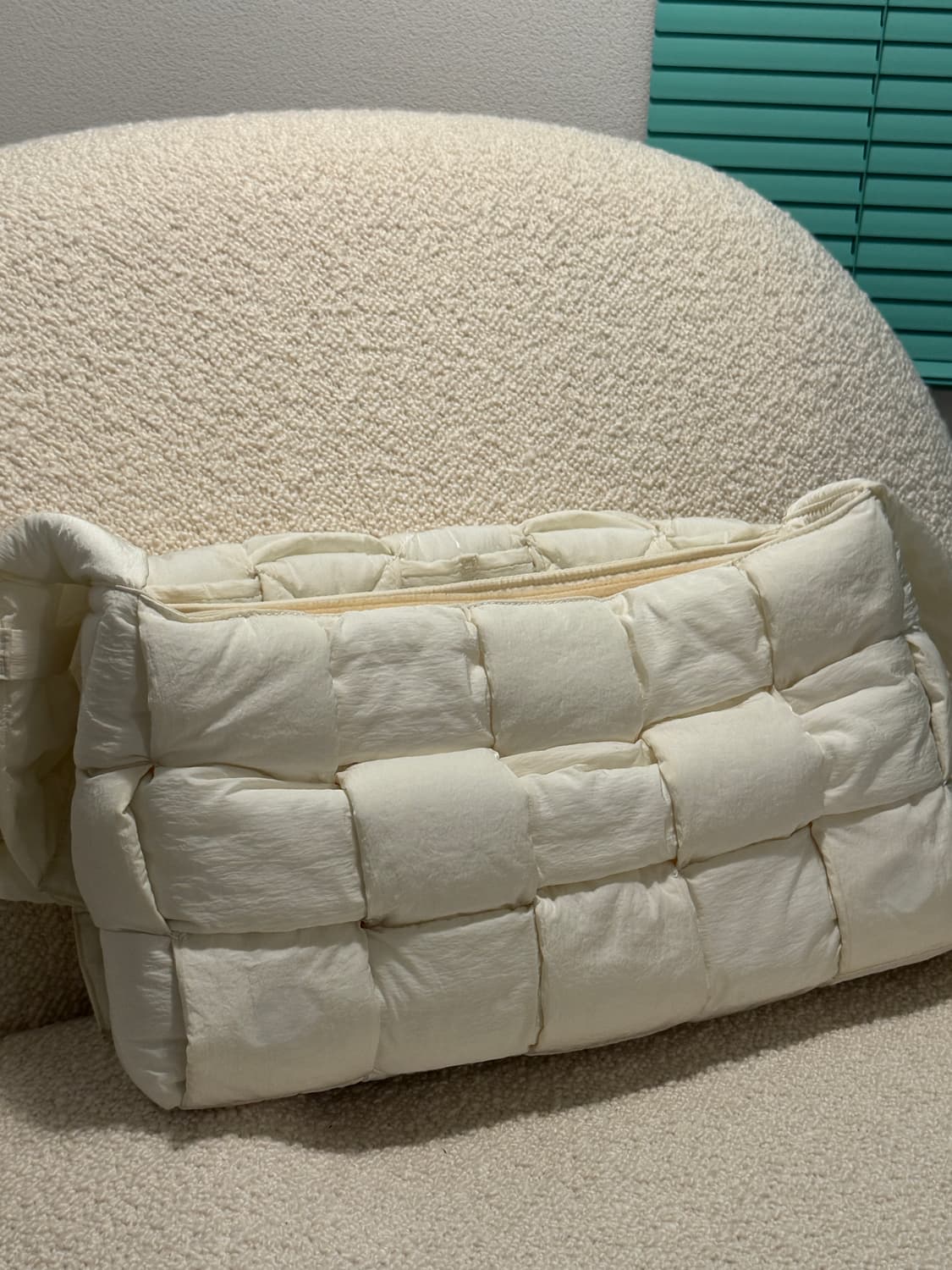 보테가베네타 라지 패디드 테크 카세트 백 화이트 크로스백 상품이미지9