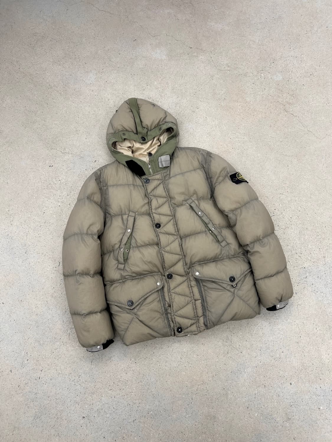 스톤아일랜드 와펜 오파크 나일론 텔라 패딩 상품이미지3