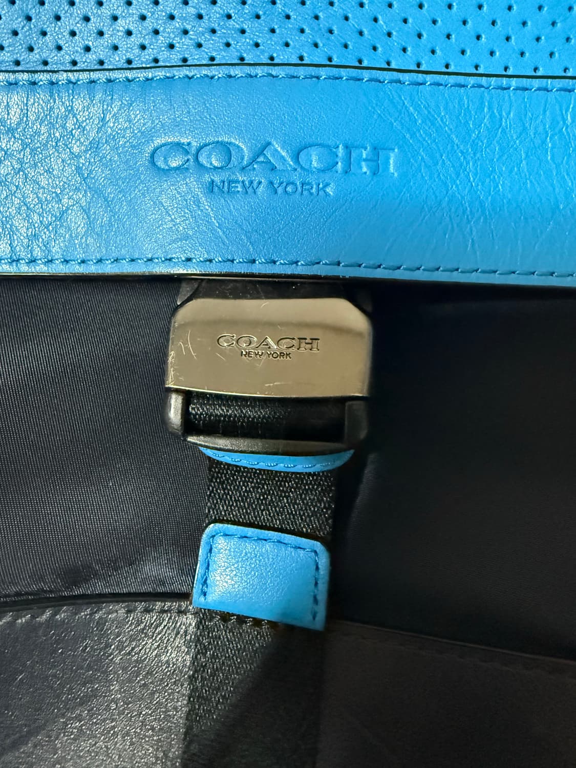 코치 설리반 퍼포레이티드 레더 메신저백 (네이비/블루) 상품이미지5