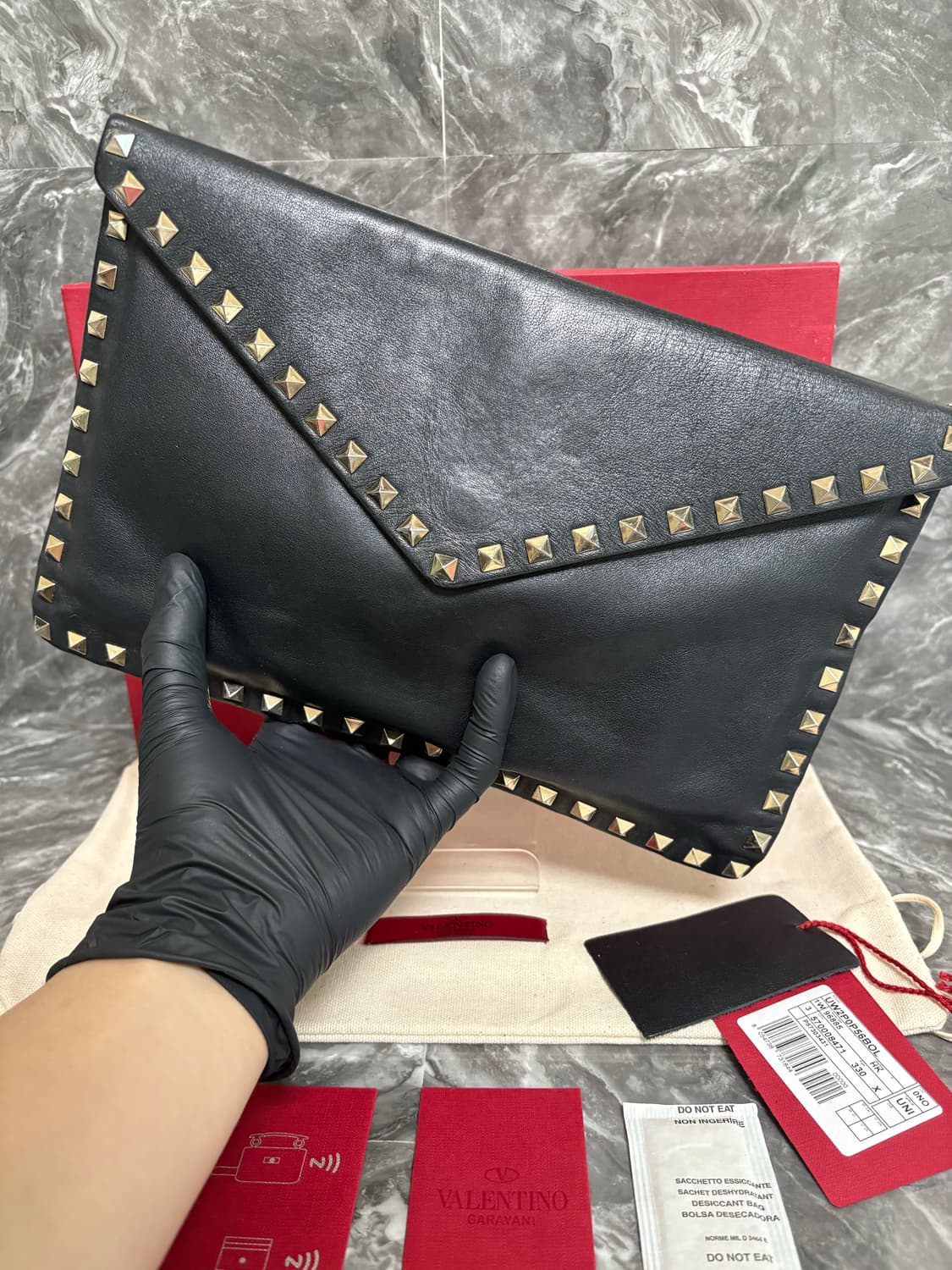 발렌티노 락스터드 카프스킨 엔벨로프 클러치 상품이미지2