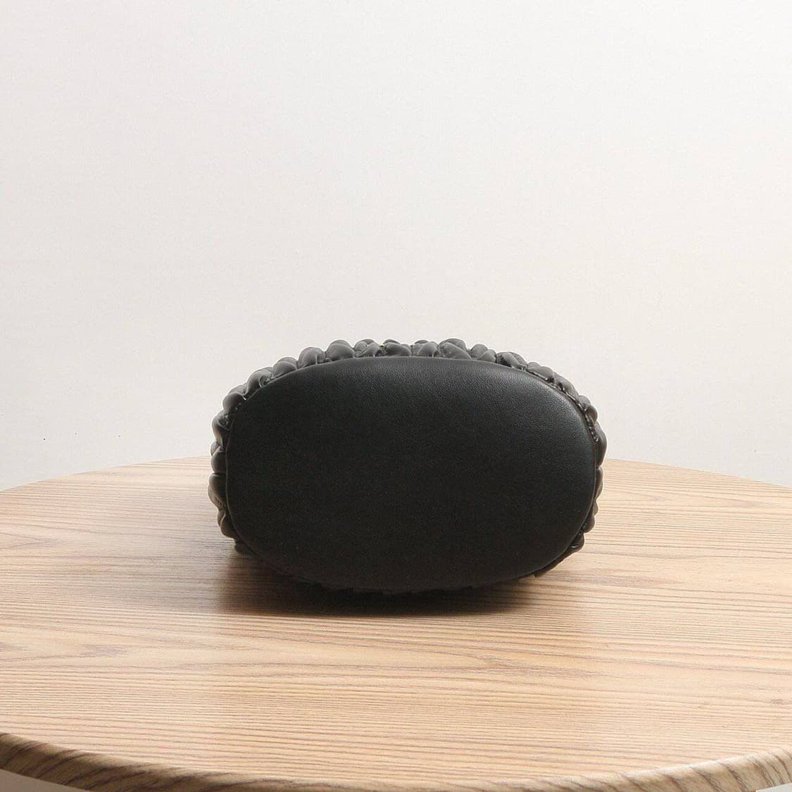 미우미우(Miu Miu) 마테라쎄 나파 가죽 버킷백 상품이미지5