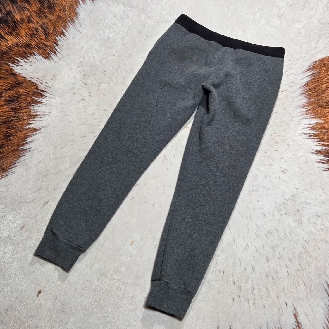 아디다스 로고 큐빅 챠콜 조거팬츠 상품이미지4