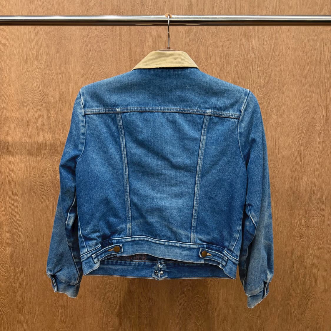 랭글러 데님 자켓 베이지 카라 배색 로고 탭 디테일 레귤러핏 블루 상품이미지3