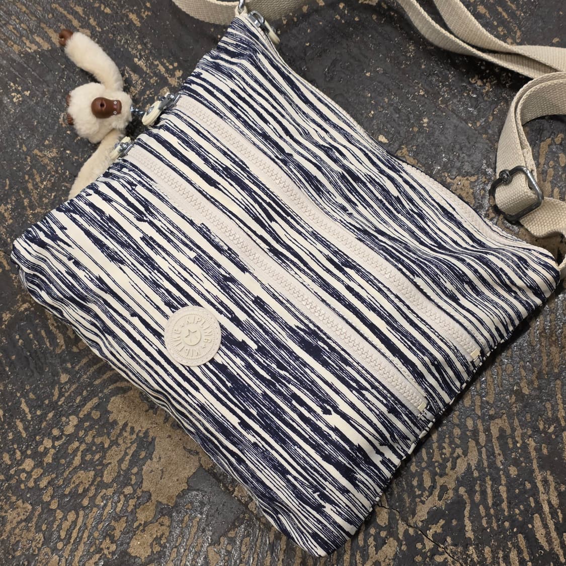 키플링 스트라이프 크로스백 상품이미지3