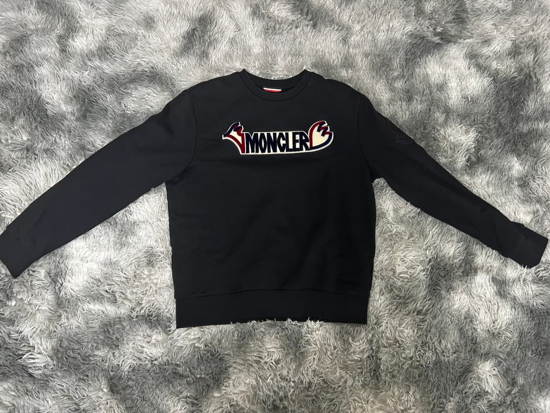 [사이즈L] 몽클레어 엠보로고 맨투맨 상품이미지1