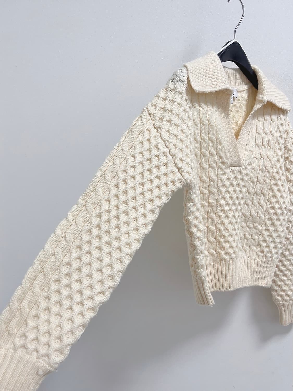 앤아더스토리즈 케이블 오픈카라 니트 상품이미지3