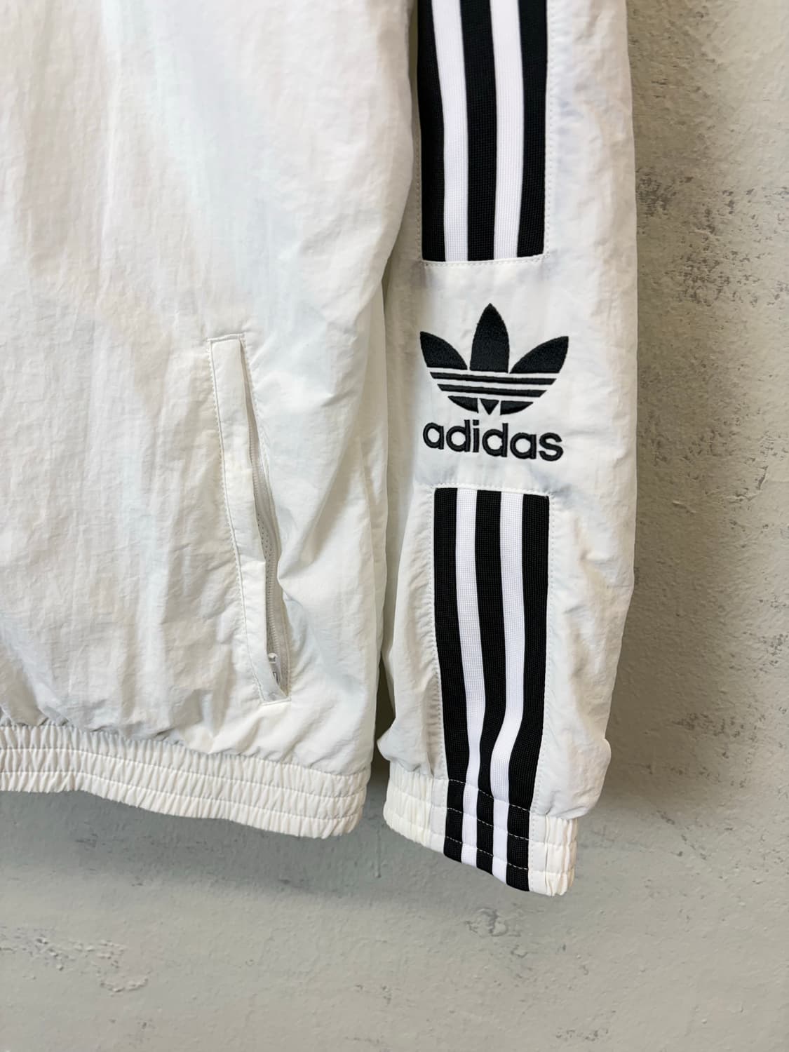 아디다스 화이트 나일론 우븐 삼선 바람막이 상품이미지3