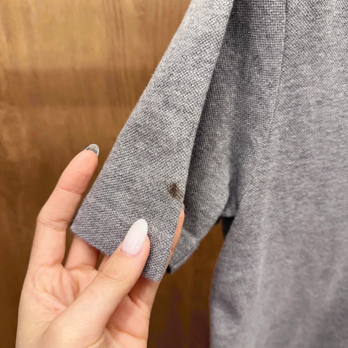 버버리 블랙 라벨 반팔 카라 티셔츠 로고 자수 4버튼 디테일 그레이 상품이미지9
