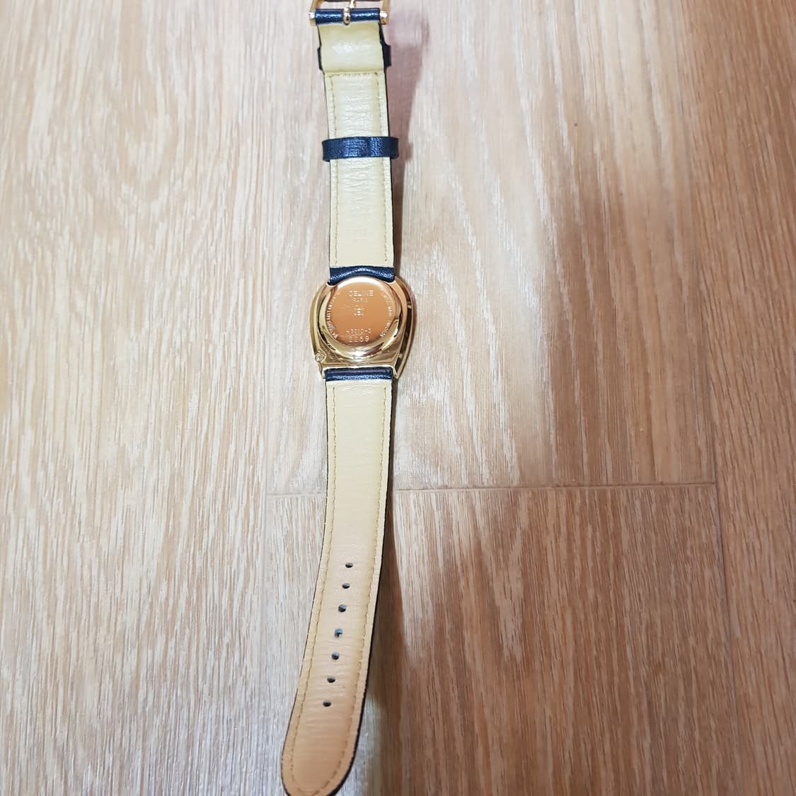 셀린느 레어템 말굽시계 팝니다 블랙다이얼 상품이미지3