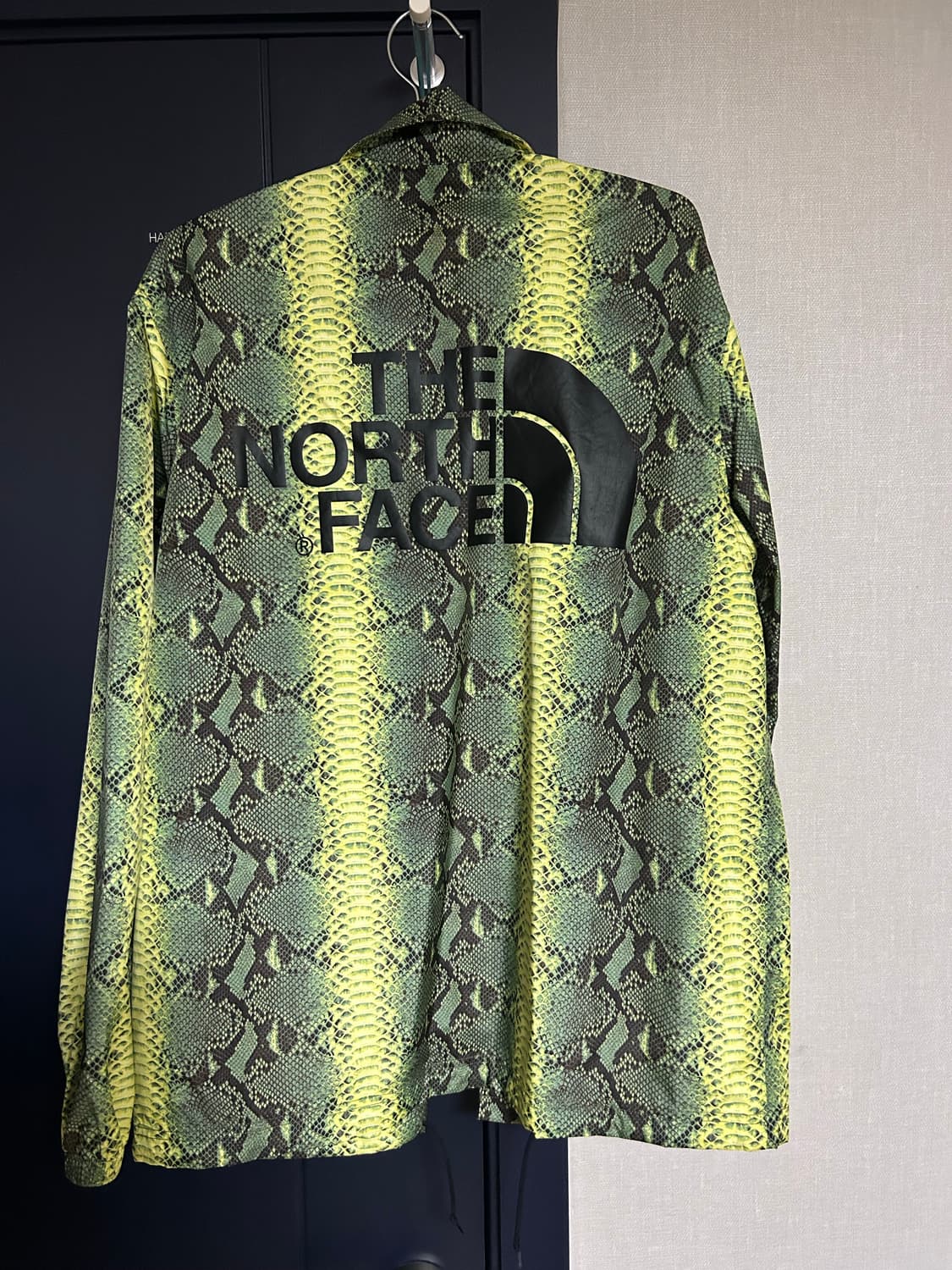 18ss 슈프림 x 노스페이스 스네이크스킨 코치 자켓 상품이미지2