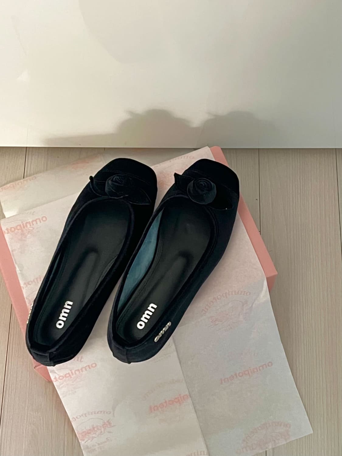 옴니포턴트 블랙 로즈 벨벳슈즈 상품이미지1