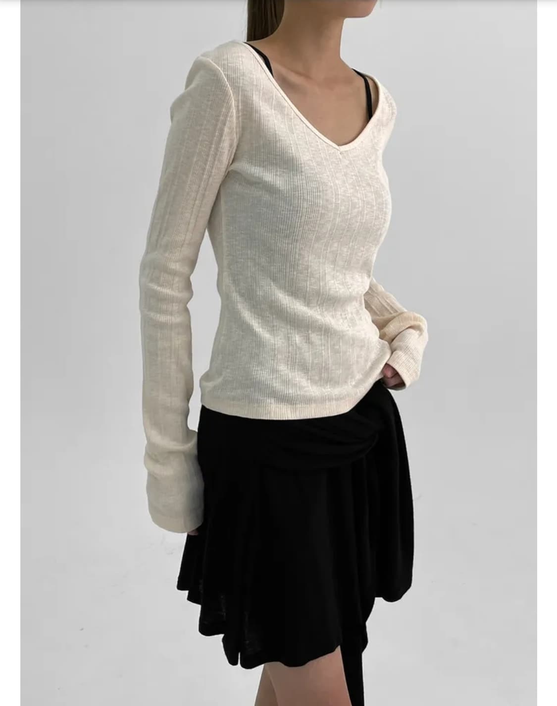 블랙업 루빌리 와이드 브이넥 긴팔티 아이보리 상품이미지3