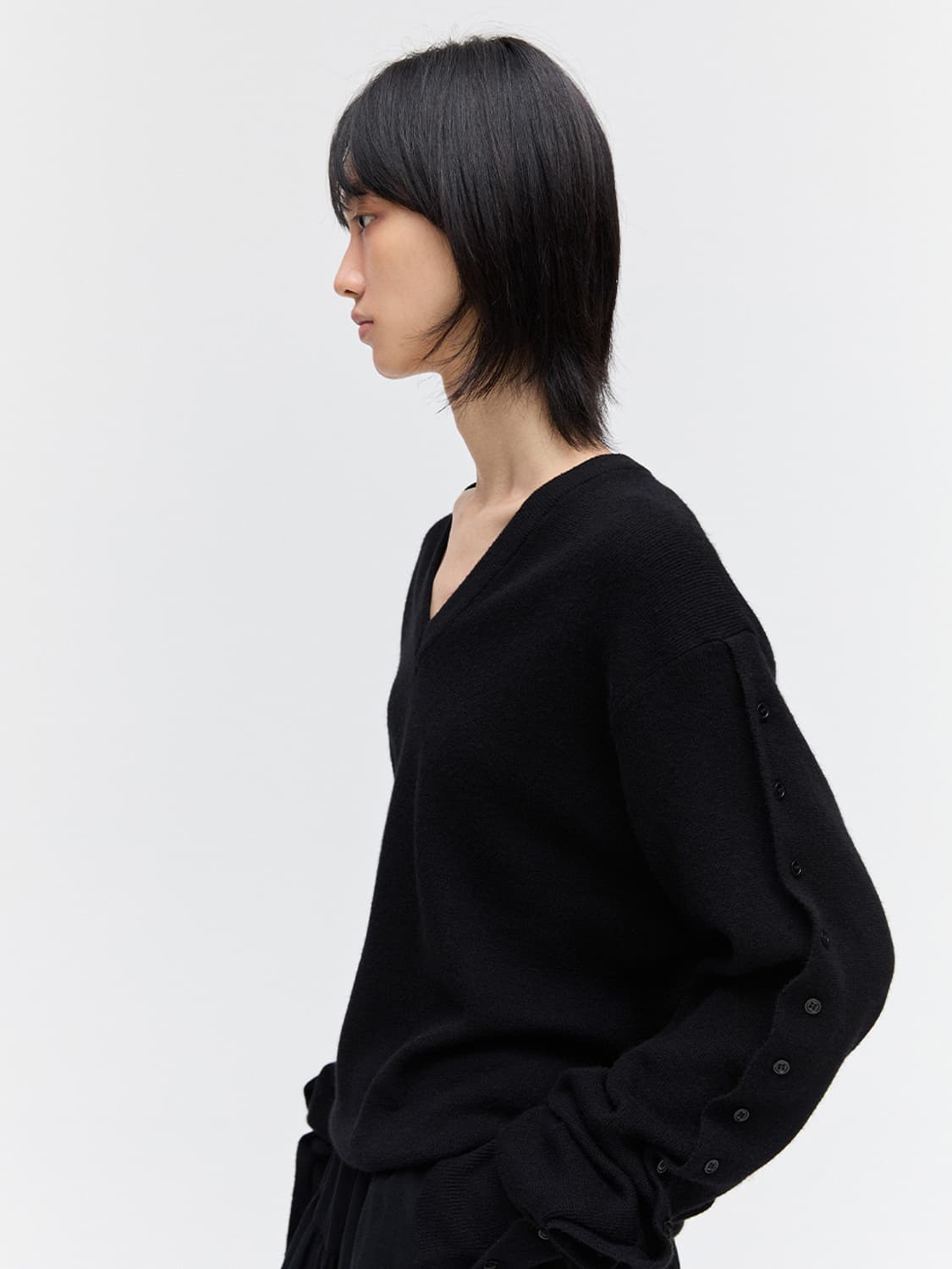 BUTTON SLEEVE V - NECK KNIT, BLACK 상품이미지5
