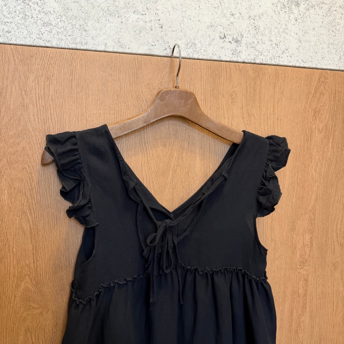 빈티지 브이넥 블라우스 프릴 숄더 리본 타이 스트랩 디테일 루즈핏 블랙 상품이미지3