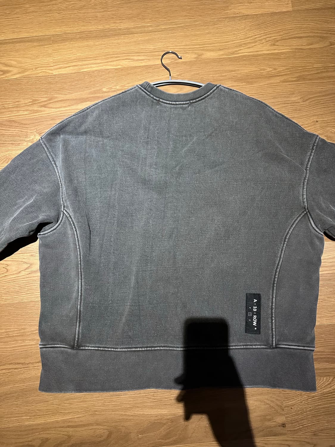 어텐션로우 헤비 피그먼트 맨투맨 차콜 상품이미지4