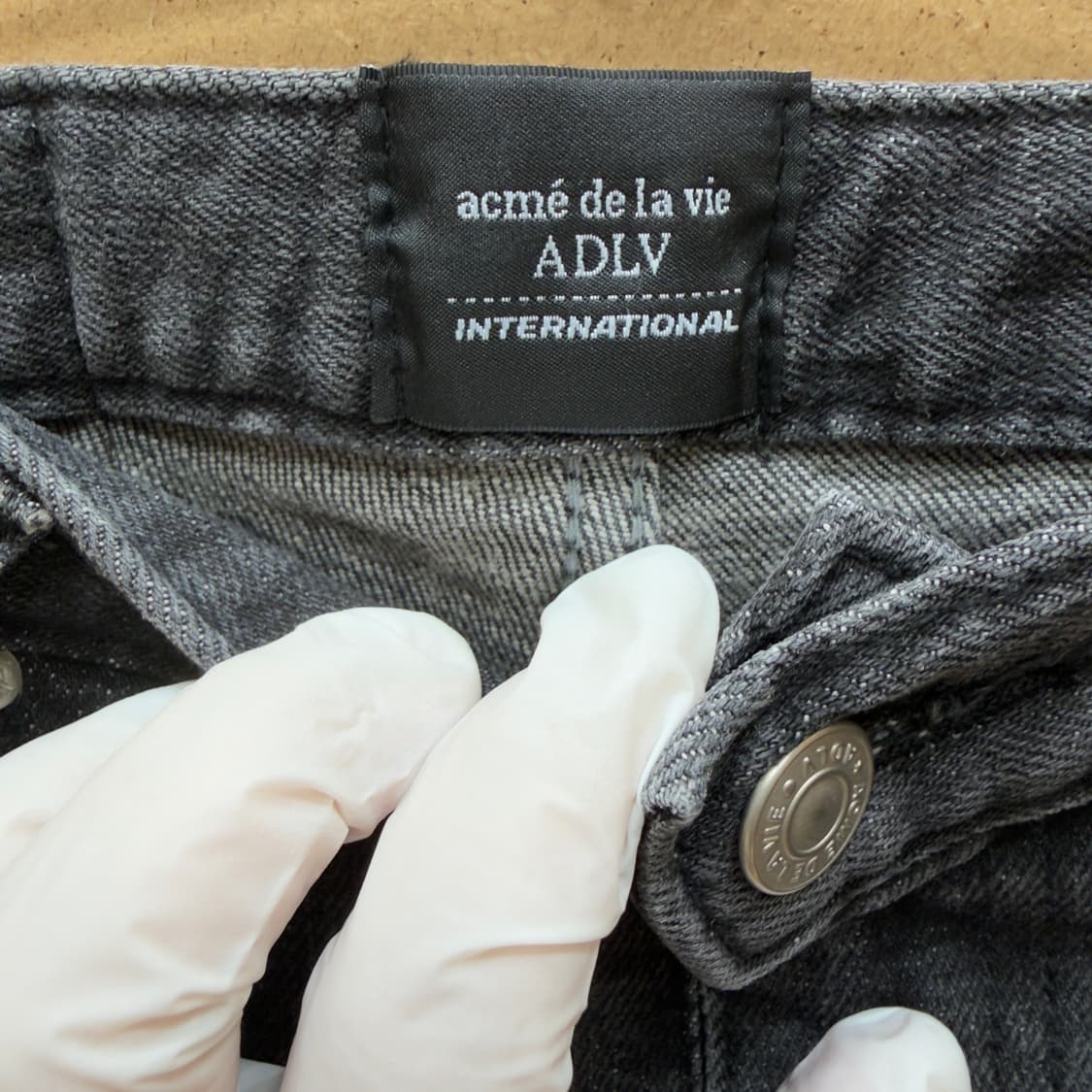 아크메드라비 백 로고 워싱 데님 팬츠 차콜 상품이미지7