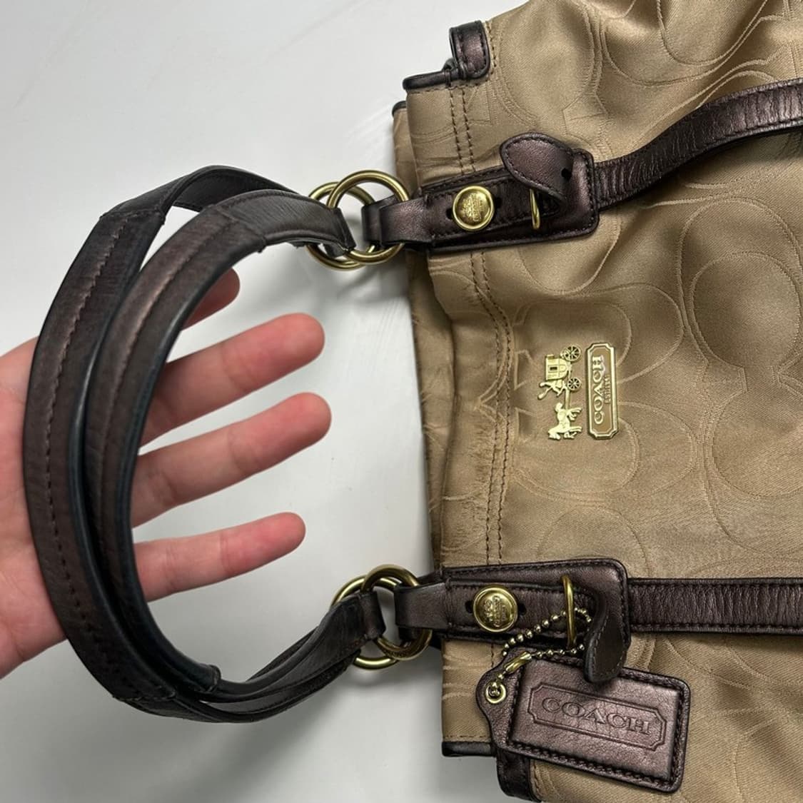 코치 시그니처 옵아트 자카드 및 에나멜 혼방 호보 숄더백 상품이미지3