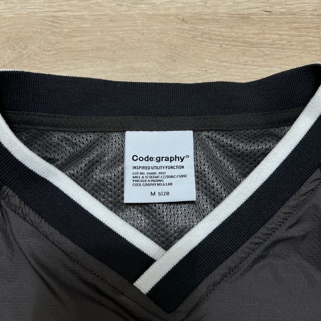 코드그라피 브이넥 로고 프린팅 풀오버 조거 웜업 [차콜] M/95 상품이미지5