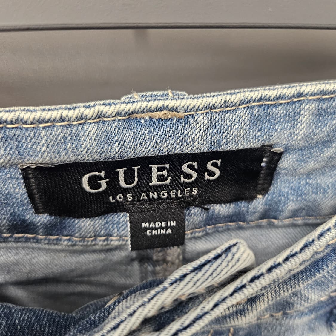 GUESS 연청 워싱 스트레이트 데님팬츠 상품이미지3