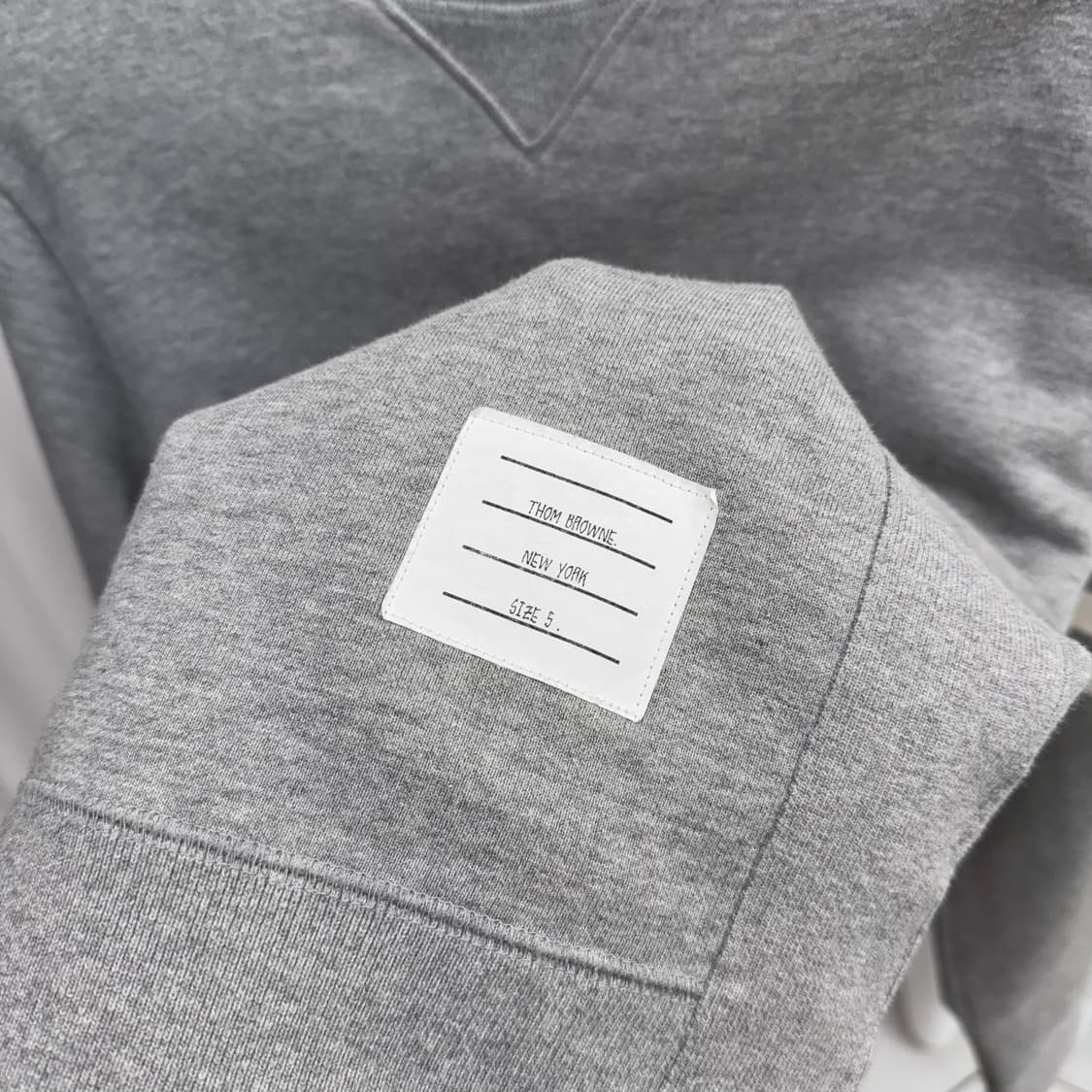 [5] 톰브라운 사선완장 맨투맨 그레이 상품이미지4