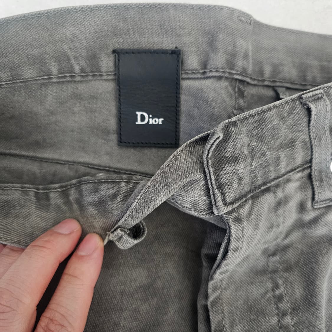 에디 슬리먼 재임 시절의 Dior Homme 그레이 워싱 청바지입니다. 상품이미지2