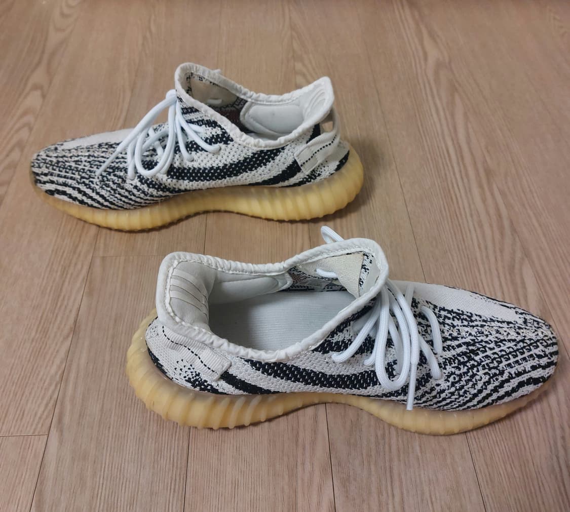 아디다스 이지 부스트 350 V2 지브라 상품이미지4