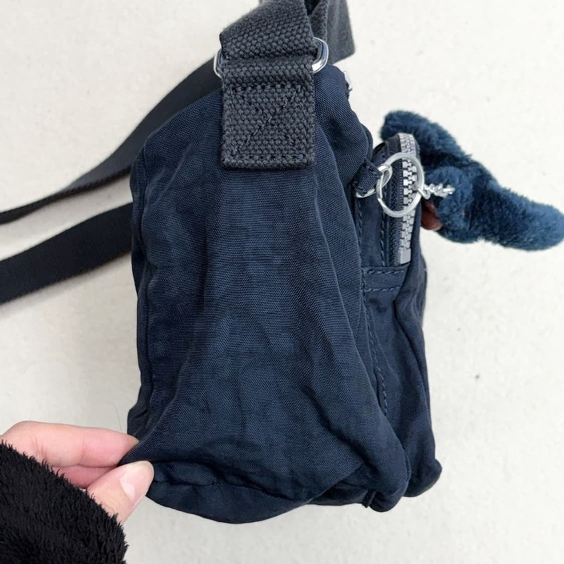 KIPLING 네이비 크로스백 상품이미지4