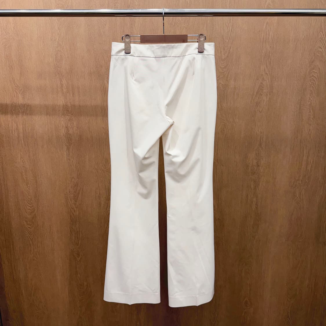 띠어리 세미 부츠컷 슬랙스 팬츠 페이크 랩 사선 포켓 디테일 화이트 상품이미지3