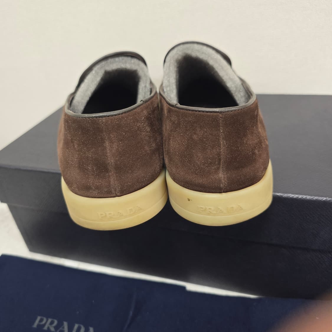 프라다 스웨이드 삼각 로고 로퍼 8사이즈 판매 상품이미지4