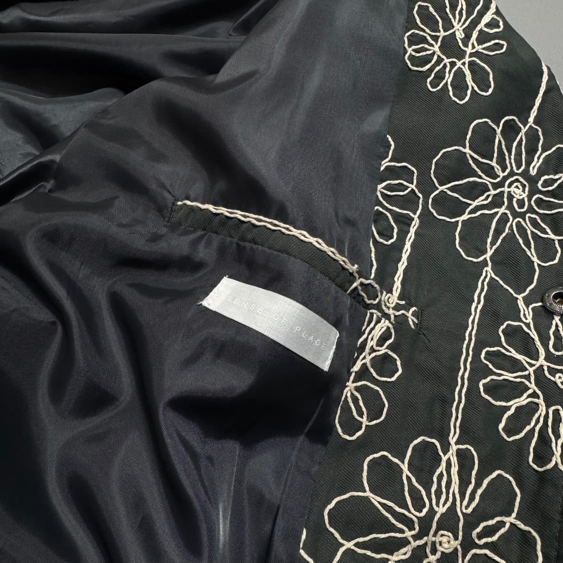 센스오브플레이스 다크그린 폴리 코튼 혼방 보나티컬 플라워 스타디움 자켓 상품이미지3