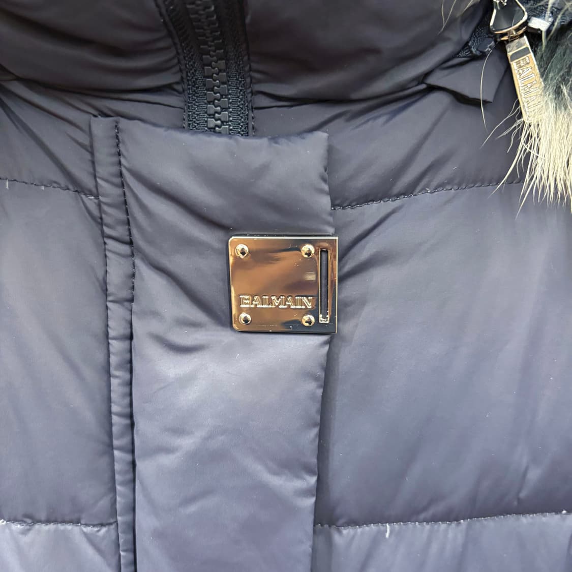 발망 후드 롱 패딩 퍼 트리밍 메탈 장식 로고 패턴 안감 디테일 네이비 상품이미지6