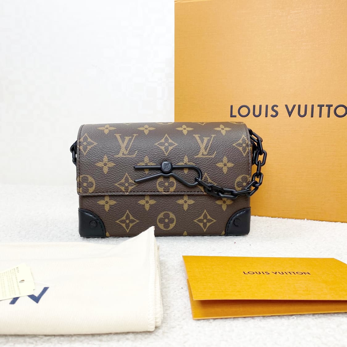 루이비통 크로스백 스티머 웨어러블 월릿 상품이미지1