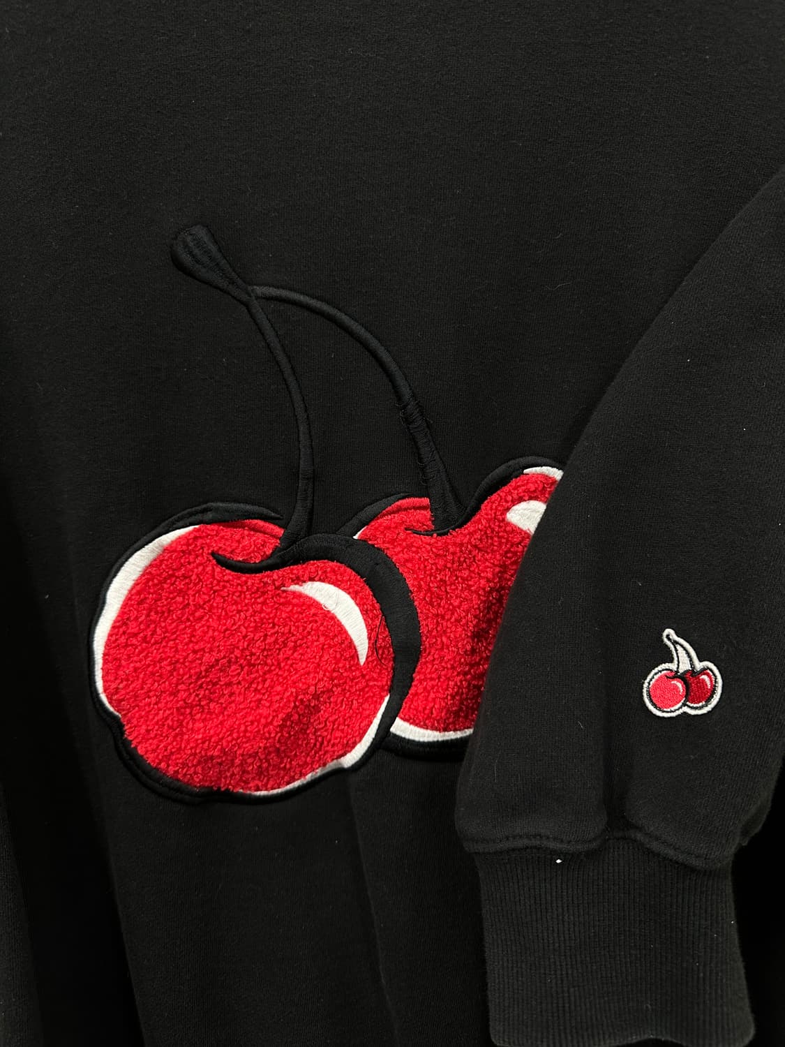 키르시 플리스 빅체리 맨투맨  상품이미지2