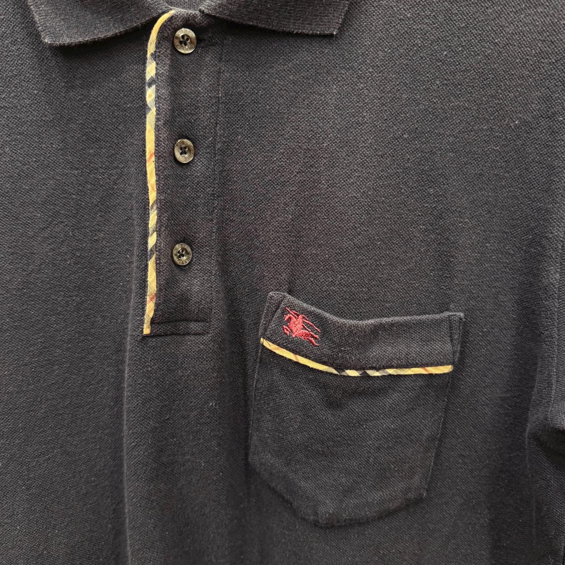 버버리 카라 반팔 카라티셔츠 체크 포켓 로고 자수 디테일 블랙 상품이미지6