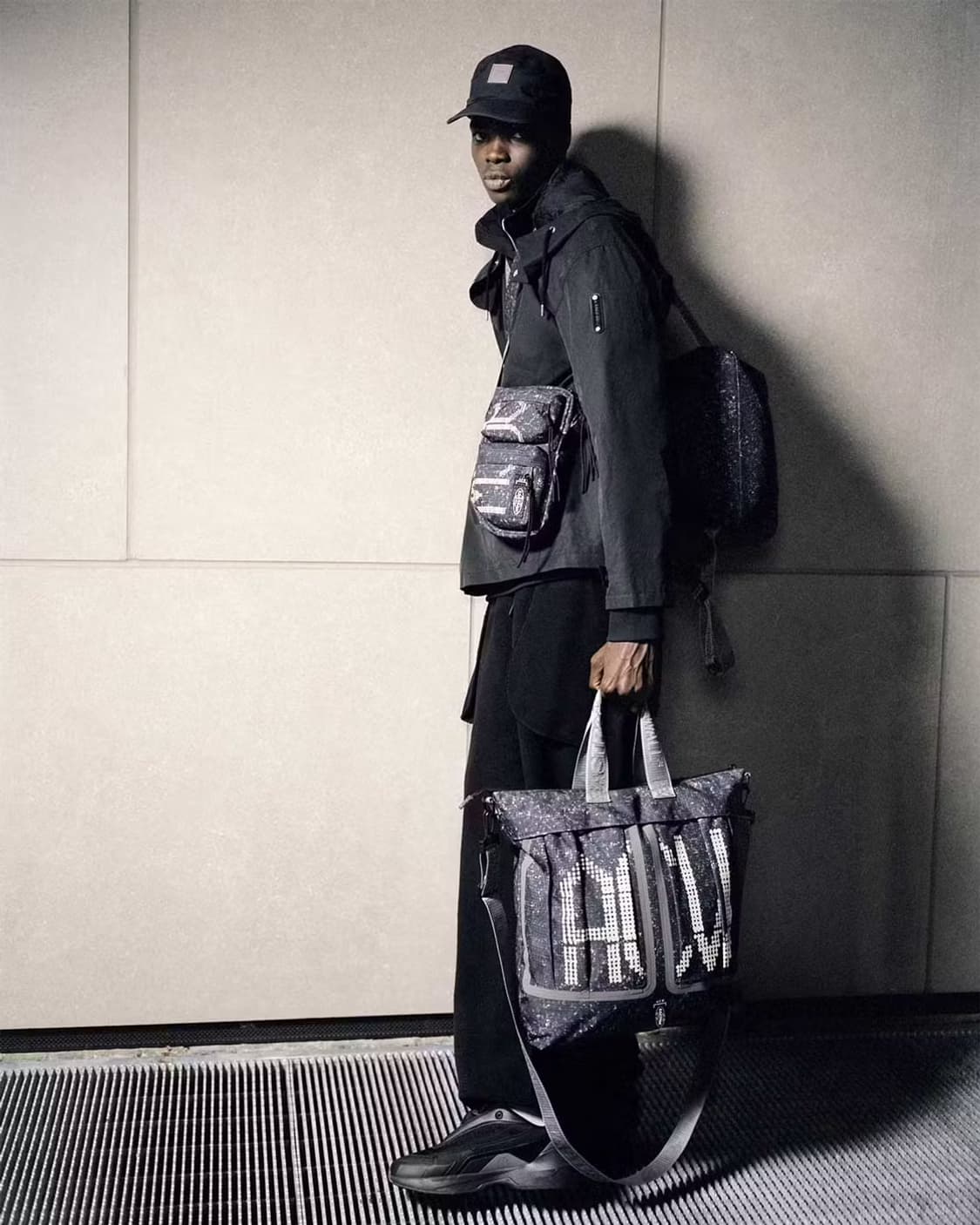 이스트팩 X 어콜드월 콜라보 토트백 판매합니다. 상품이미지1