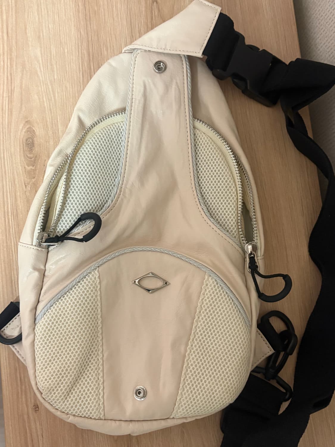 미스치프 슬링백 크림 판매합니다 상품이미지1