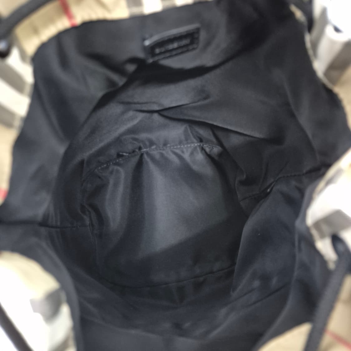 버버리 포이베 버킷 파우치 베이지 (8026737) 상품이미지8