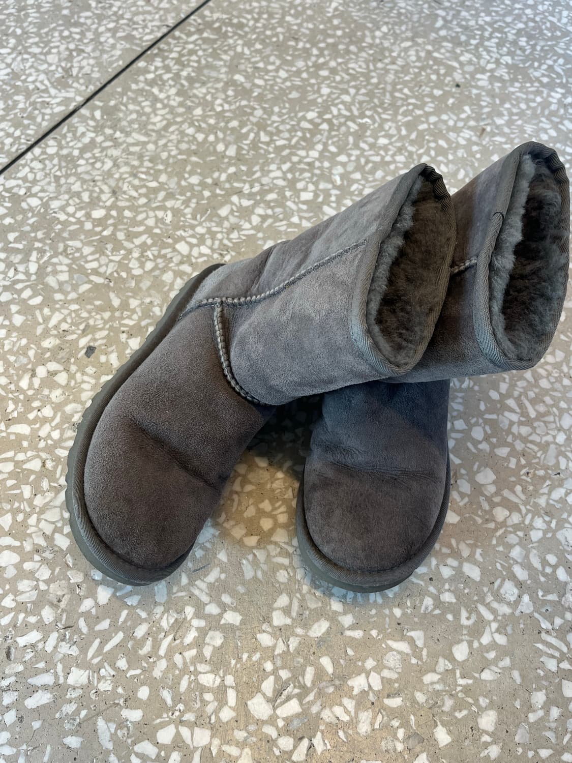 UGG Classic Short Shearling Boots – Grey 상품이미지3