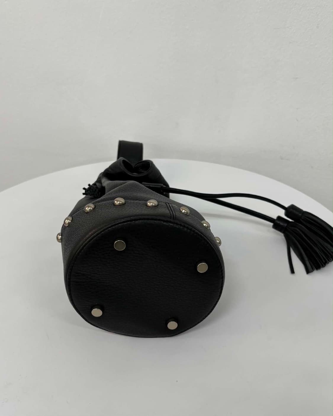 Mine 한섬 마인 소가죽 스터드 버킷 슬링백 숄더백 상품이미지5