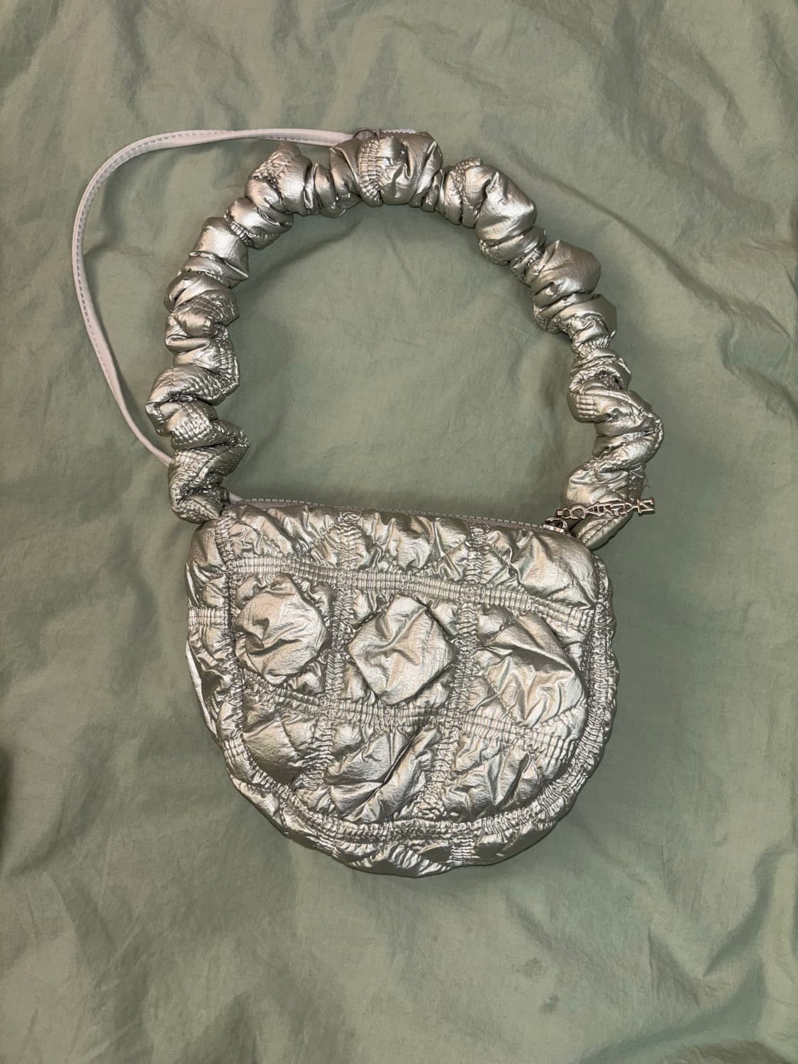 칼린 포잉백 실버 퀼팅 크로스백 상품이미지3