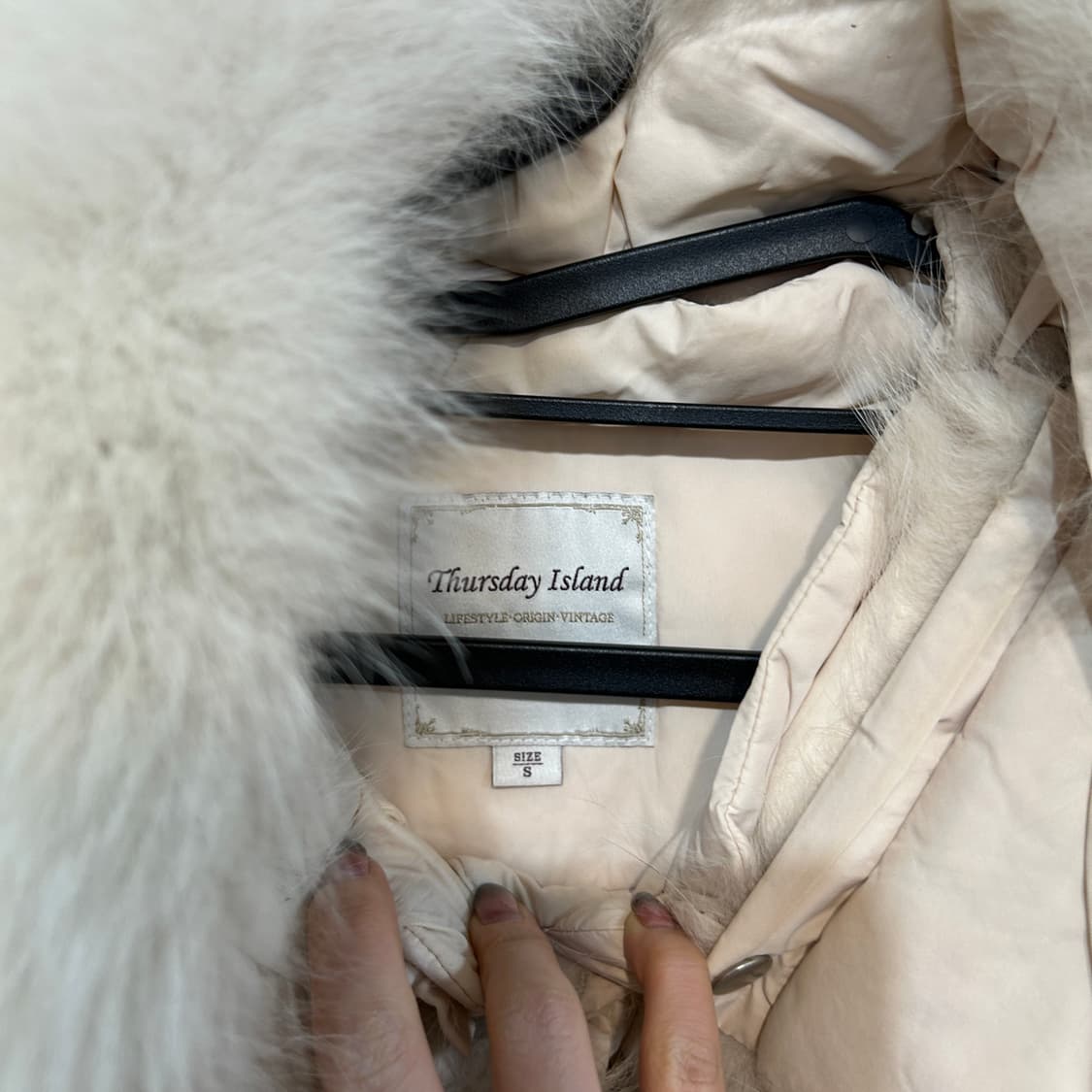 써스데이아일랜드 폭스퍼 자수 숏패딩 푸퍼 85 상품이미지2