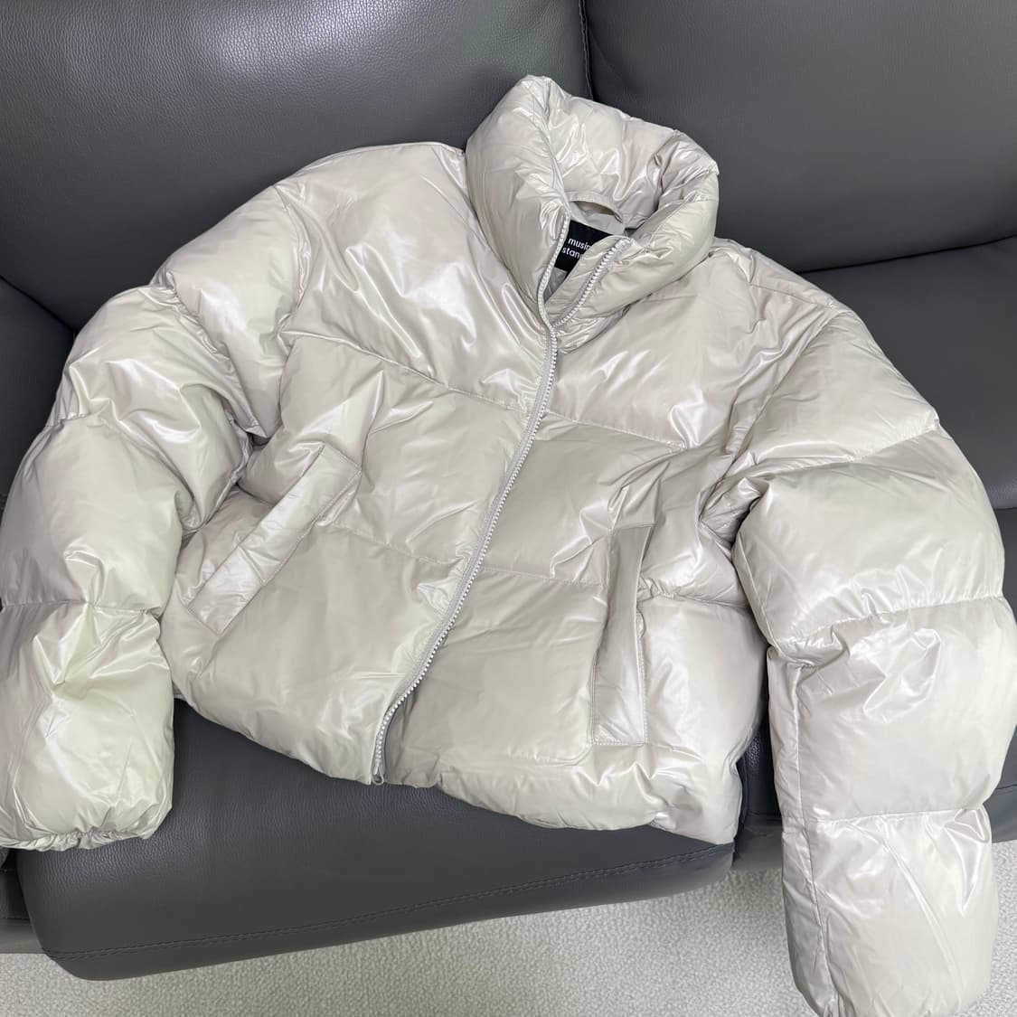 무신사스탠다드우먼 덕다운 글로시 숏패딩 푸퍼 베이지 s 상품이미지1